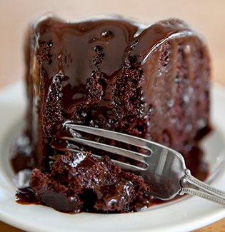 Receitinhas de Inverno: bolo de chocolate quente com calda de brigadeiro